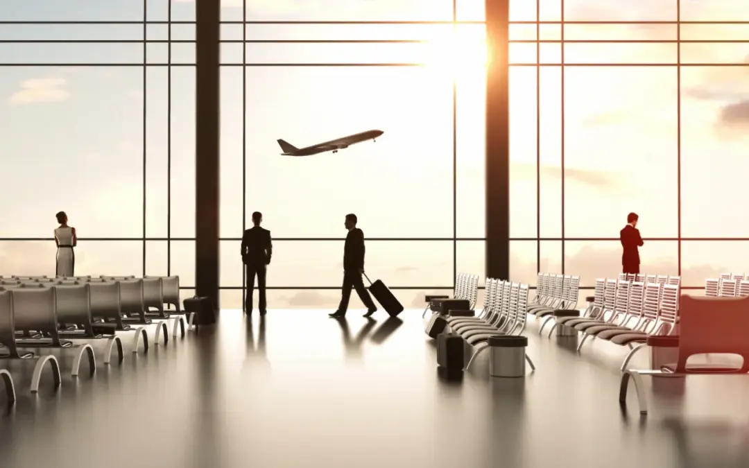 Passagiere im Abflugterminal am Flughafen. Sonnenuntergang und ein Flugzeug im Hintergrund.