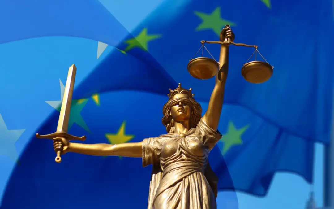 Urteil des EUGH- Justitia steht mit Waage und erhobenem Schwert vor Europaflaggen-Hintergrund